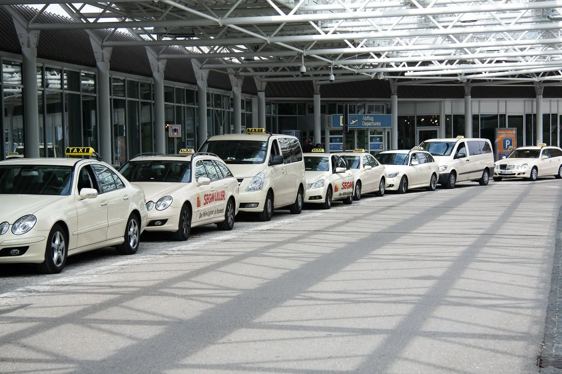 Expert Tips for Airport Taxi Rides Around the World